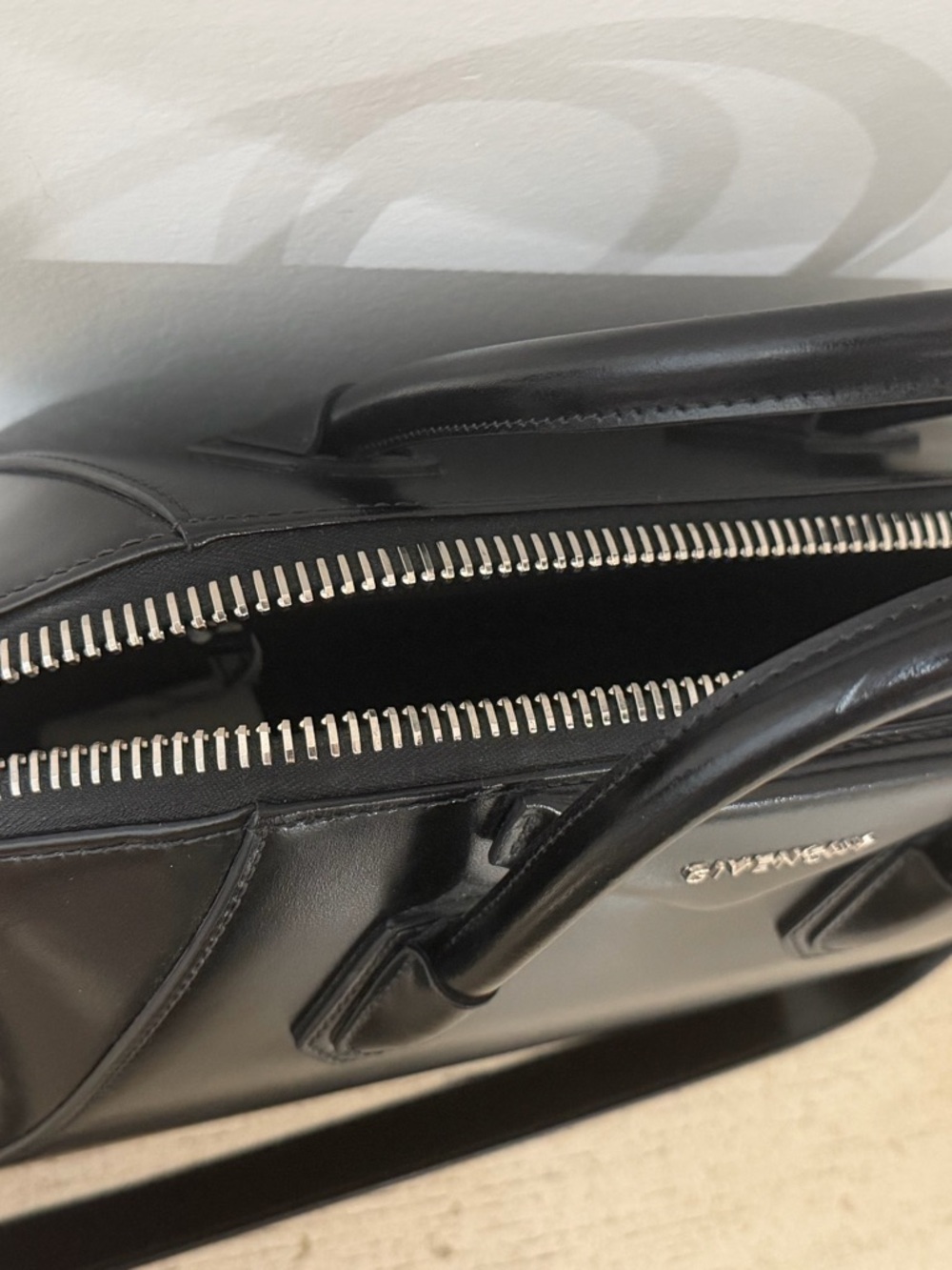 Givenchy Medium Black Antigona Smooth Leather Satchel - Picture 5 of 10